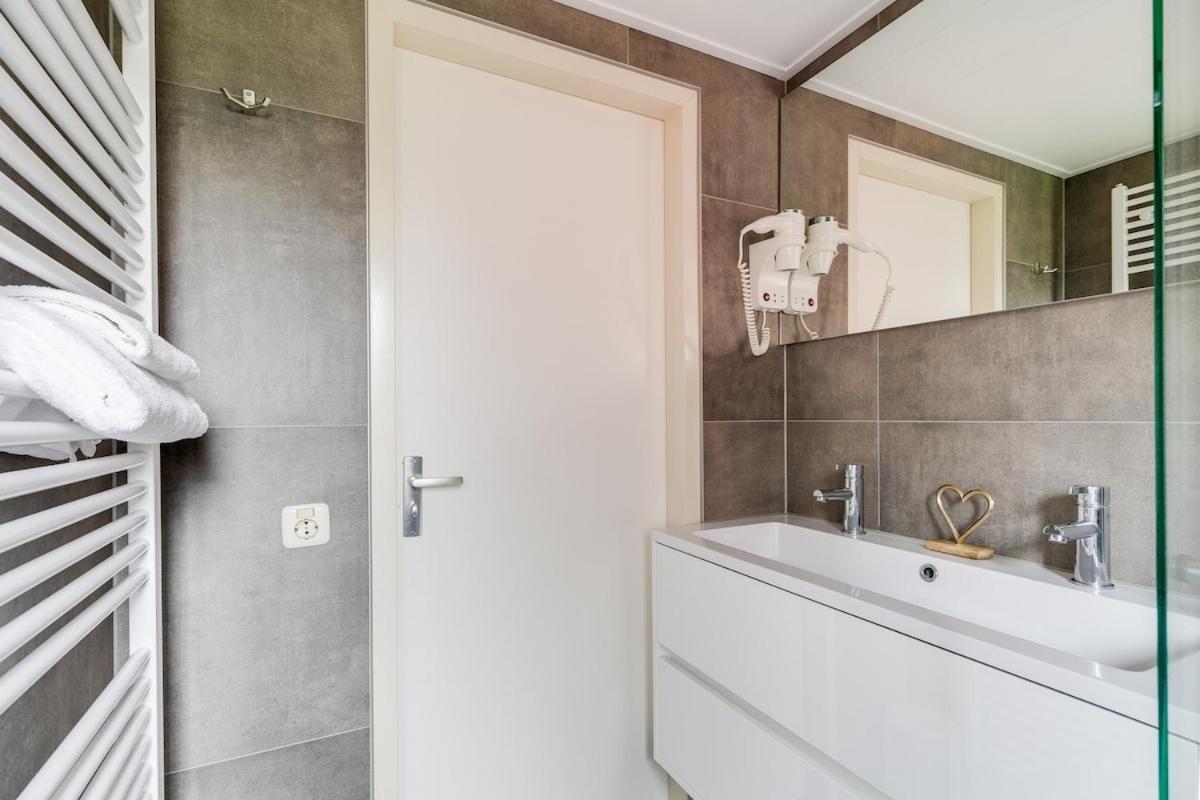 Kleine Zanglijster I Prachtig Huisje Nabij Bosrand Zwiggelte Exteriör bild