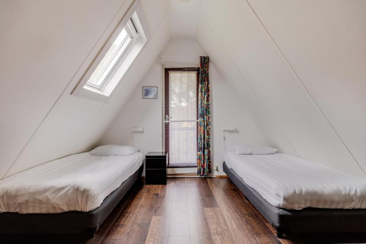 Kleine Zanglijster I Prachtig Huisje Nabij Bosrand Zwiggelte Exteriör bild