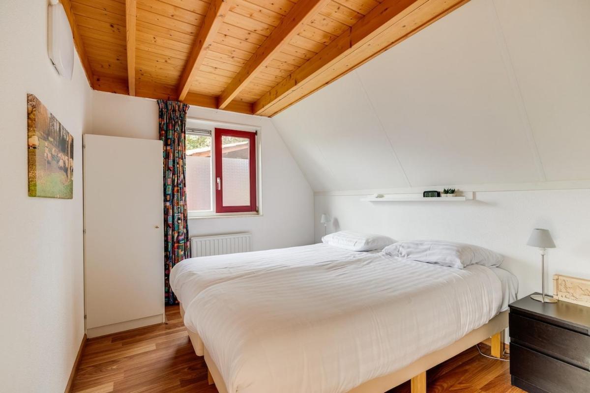 Kleine Zanglijster I Prachtig Huisje Nabij Bosrand Zwiggelte Exteriör bild